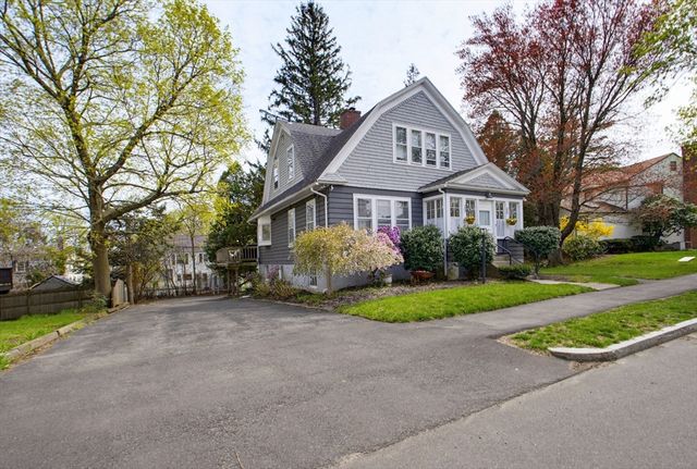 4 Hamill Rd, Worcester, MA 01602