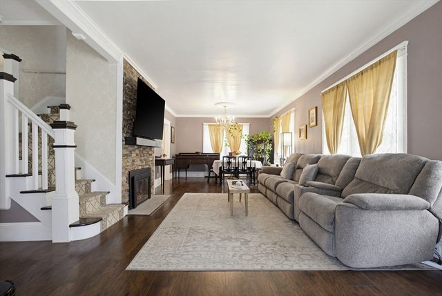 4 Hamill Rd, Worcester, MA 01602