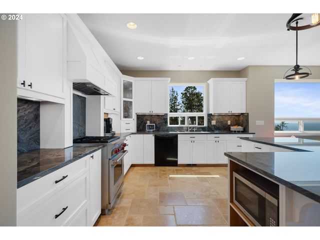 395 FALL CREEK Dr, Oceanside, OR 97134