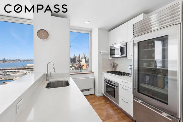 635 W 42nd St Apt 23A, New York City, NY 10036