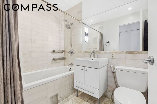 635 W 42nd St Apt 23A, New York City, NY 10036