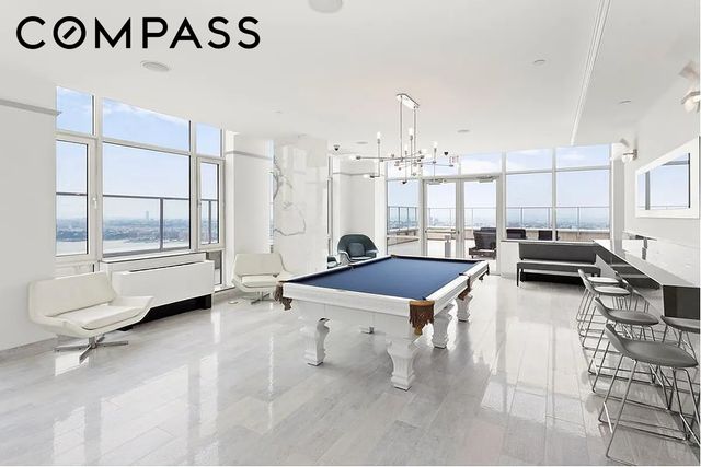 635 W 42nd St Apt 23A, New York City, NY 10036