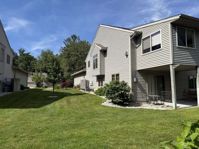 594 Tournament Circle 49, Norton Shores City, MI 49444