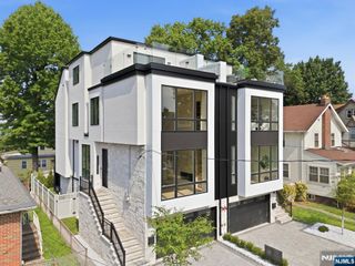 1015 Kingsland Lane, Fort Lee, NJ 07024