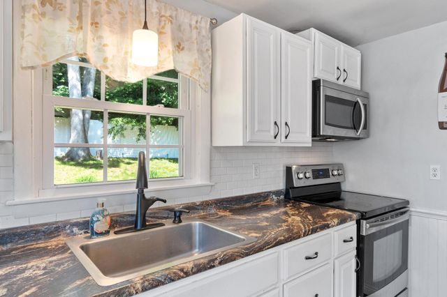 122 Westwood Drive, Nashua, NH 03062