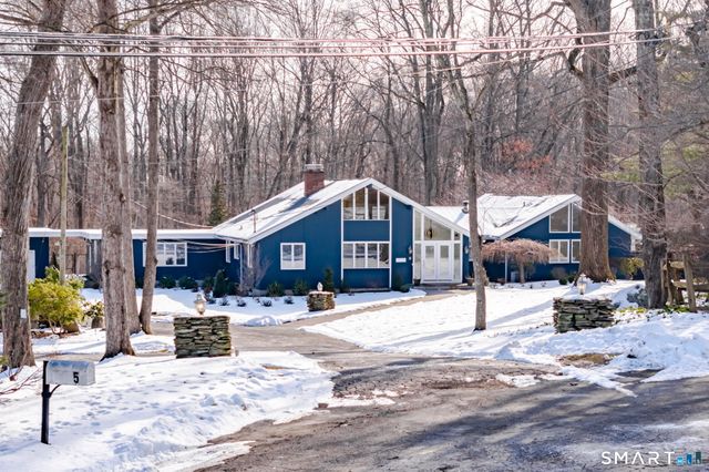 5 Mohawk Lane, Woodbridge, CT 06525