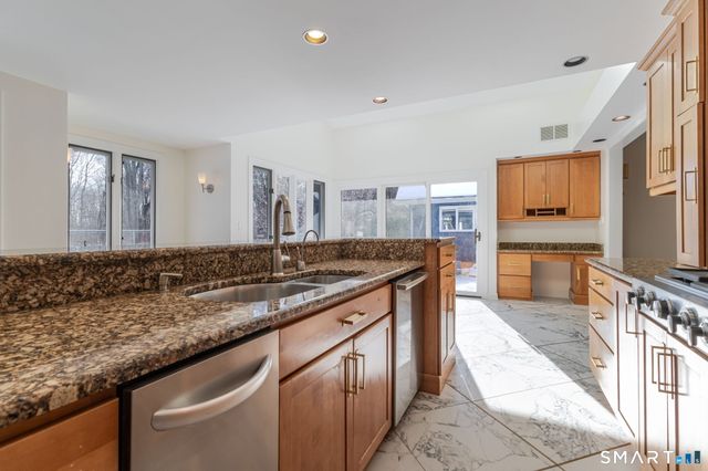 5 Mohawk Lane, Woodbridge, CT 06525