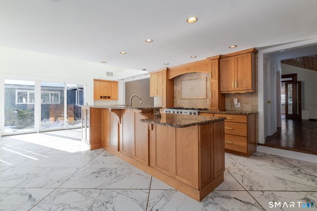 5 Mohawk Lane, Woodbridge, CT 06525