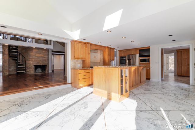 5 Mohawk Lane, Woodbridge, CT 06525