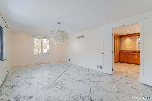 5 Mohawk Lane, Woodbridge, CT 06525