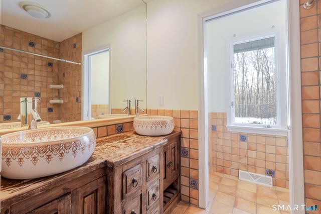 5 Mohawk Lane, Woodbridge, CT 06525