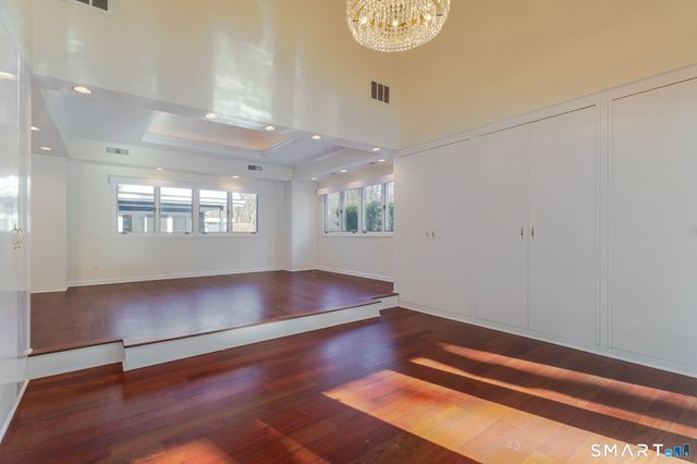 5 Mohawk Lane, Woodbridge, CT 06525