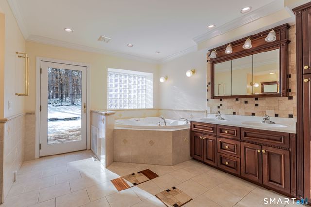 5 Mohawk Lane, Woodbridge, CT 06525