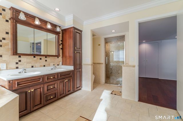 5 Mohawk Lane, Woodbridge, CT 06525