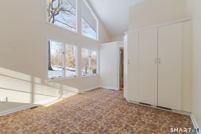 5 Mohawk Lane, Woodbridge, CT 06525