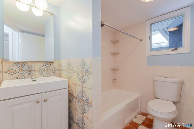 5 Mohawk Lane, Woodbridge, CT 06525