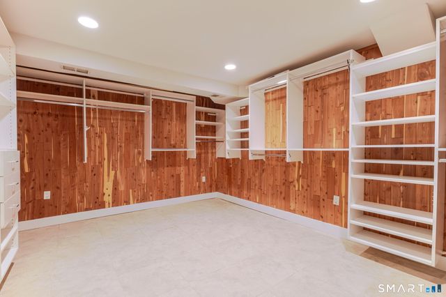 5 Mohawk Lane, Woodbridge, CT 06525