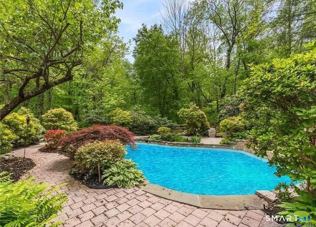 5 Mohawk Lane, Woodbridge, CT 06525