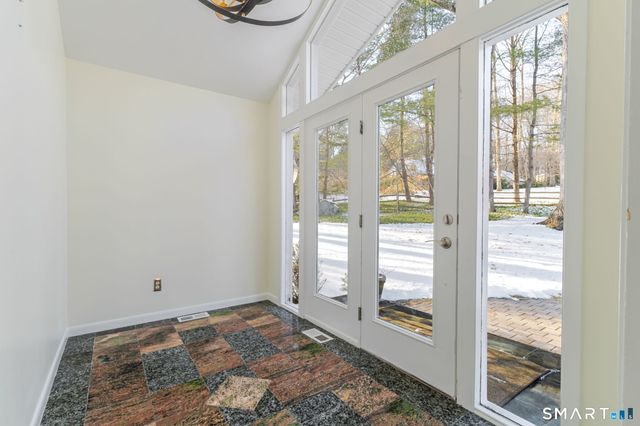 5 Mohawk Lane, Woodbridge, CT 06525