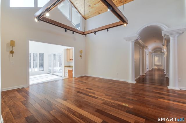 5 Mohawk Lane, Woodbridge, CT 06525