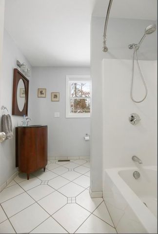 9 Gulliver Avenue, Salem, NH 03079