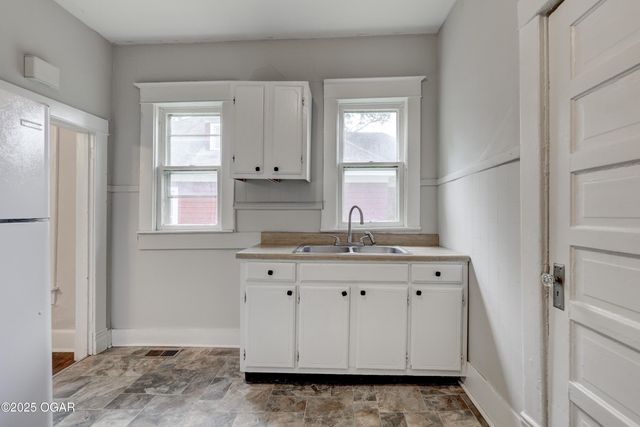 220 N Jackson Avenue, Joplin, MO 64801