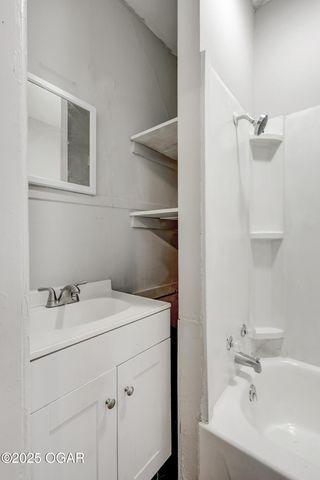 220 N Jackson Avenue, Joplin, MO 64801