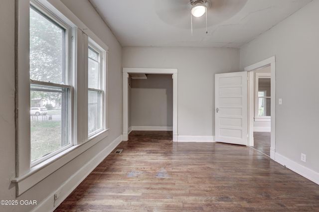 220 N Jackson Avenue, Joplin, MO 64801