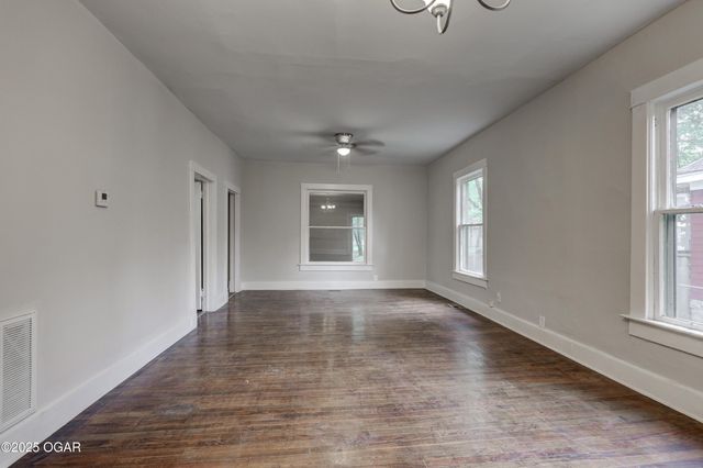 220 N Jackson Avenue, Joplin, MO 64801