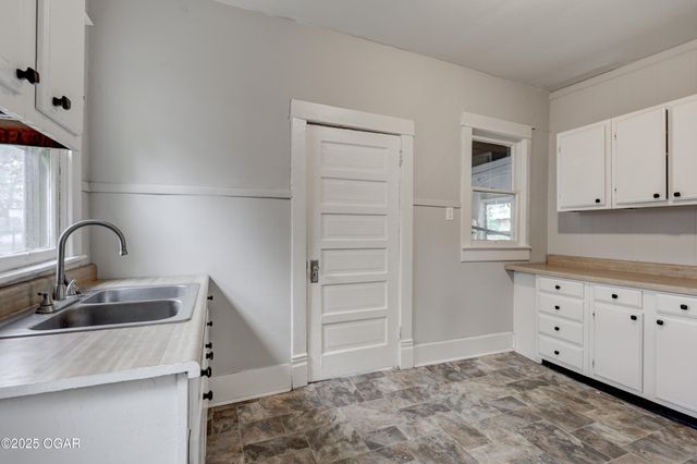 220 N Jackson Avenue, Joplin, MO 64801