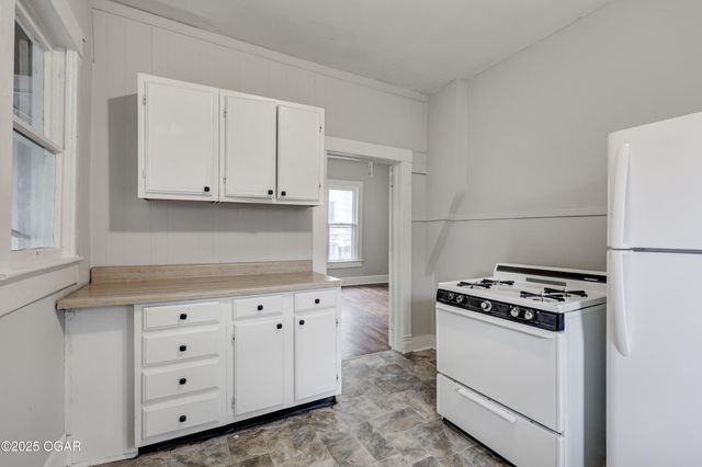 220 N Jackson Avenue, Joplin, MO 64801