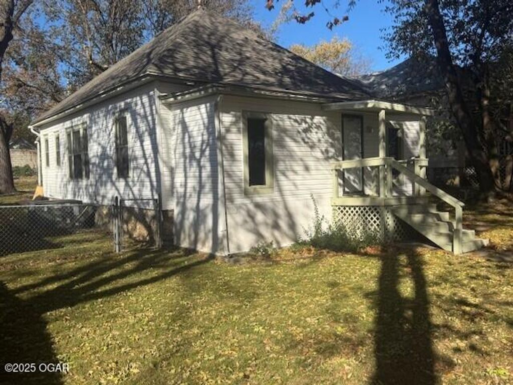 220 N Jackson Avenue, Joplin, MO 64801