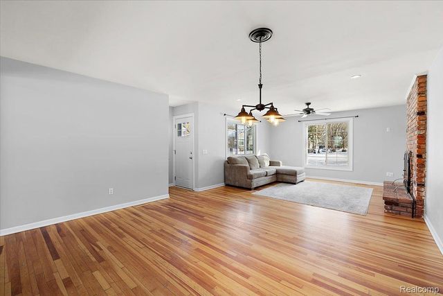 2066 Teaneck Circle, Wixom, MI 48393