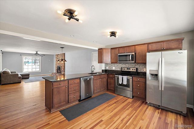 2066 Teaneck Circle, Wixom, MI 48393