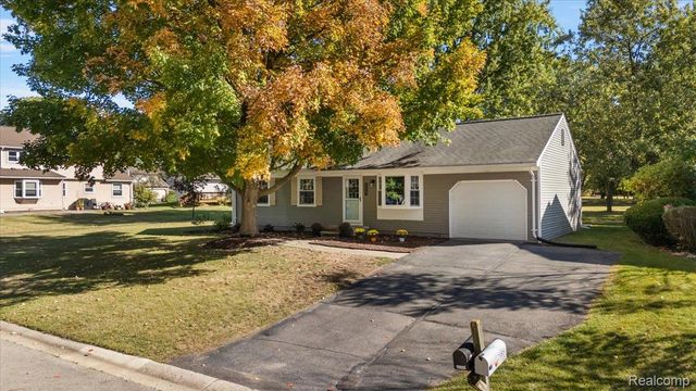2066 Teaneck Circle, Wixom, MI 48393
