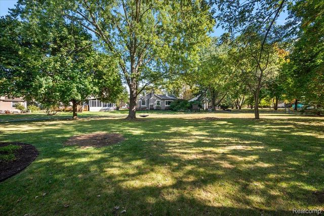 2066 Teaneck Circle, Wixom, MI 48393