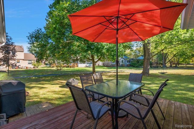 2066 Teaneck Circle, Wixom, MI 48393