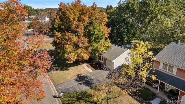 2066 Teaneck Circle, Wixom, MI 48393