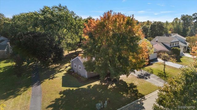 2066 Teaneck Circle, Wixom, MI 48393