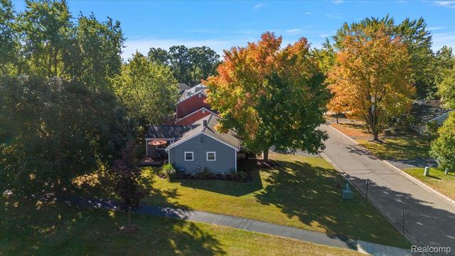 2066 Teaneck Circle, Wixom, MI 48393