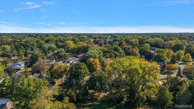 2066 Teaneck Circle, Wixom, MI 48393