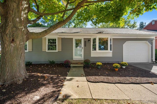 2066 Teaneck Circle, Wixom, MI 48393