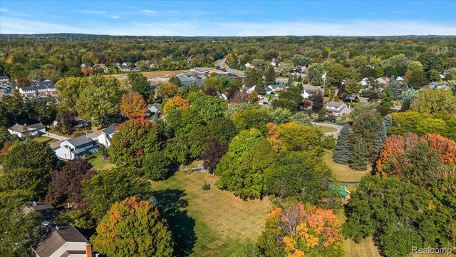 2066 Teaneck Circle, Wixom, MI 48393