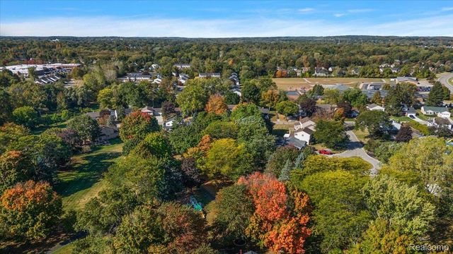 2066 Teaneck Circle, Wixom, MI 48393