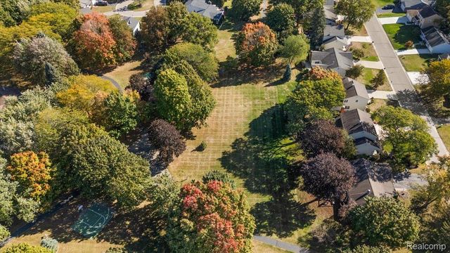 2066 Teaneck Circle, Wixom, MI 48393