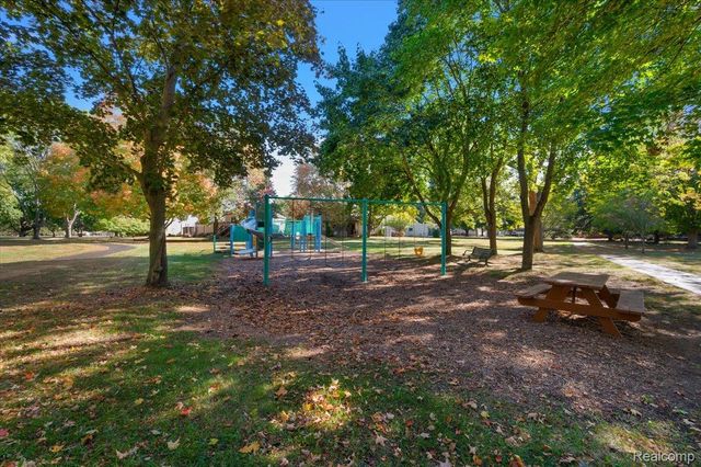 2066 Teaneck Circle, Wixom, MI 48393