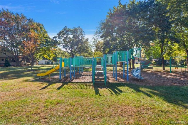 2066 Teaneck Circle, Wixom, MI 48393