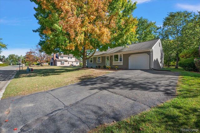 2066 Teaneck Circle, Wixom, MI 48393