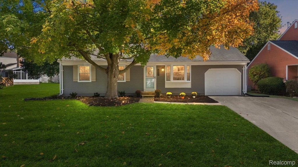 2066 Teaneck Circle, Wixom, MI 48393