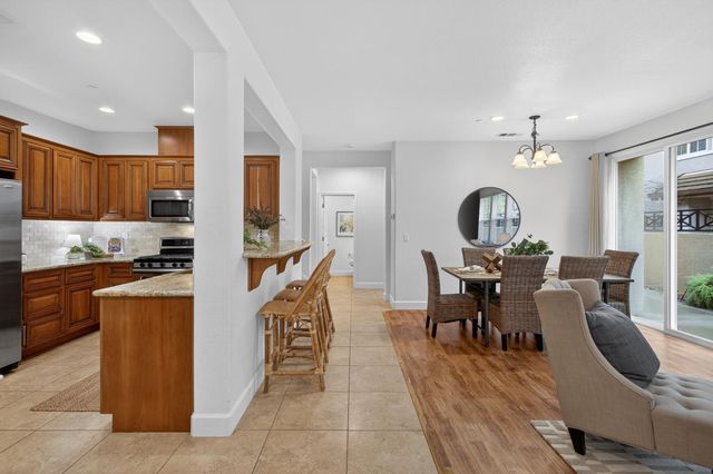 102 Cezanne Ln, Folsom, CA 95630